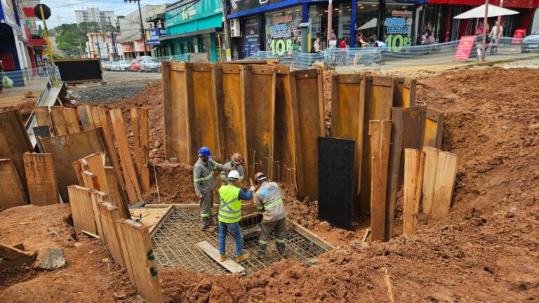 Obra contra enchentes segue com instalação de galeria pluvial na Rua Alagoas
