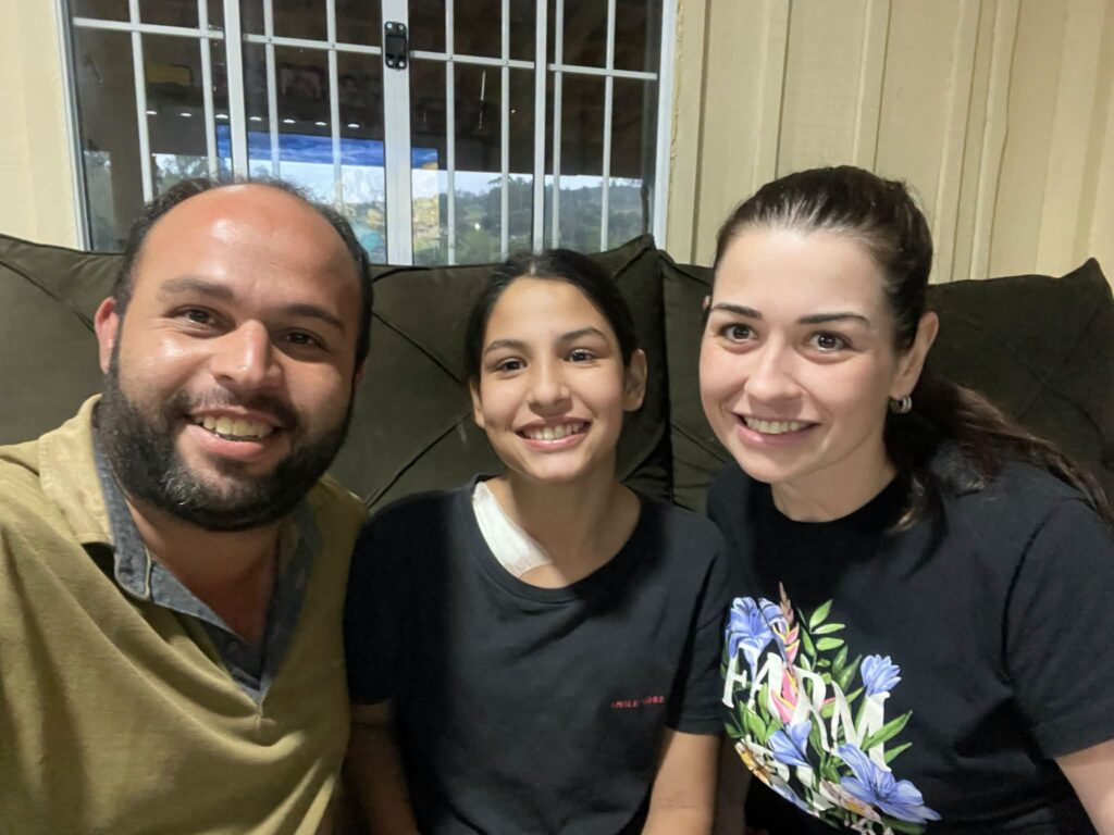 Família de menina de 12 anos pede ajuda para tratamento contra o câncer em Taguaí