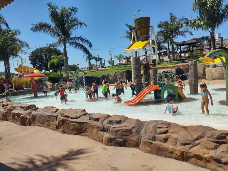 Projeto Espaço Amigo de Tejupá e Taquaras visita parque aquático