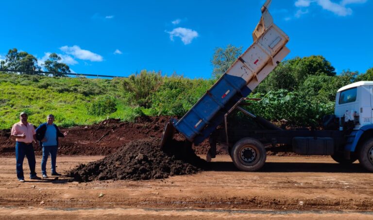 Prefeitura de Sarutaiá intensifica manutenção das estradas rurais e serviços de limpeza urbana
