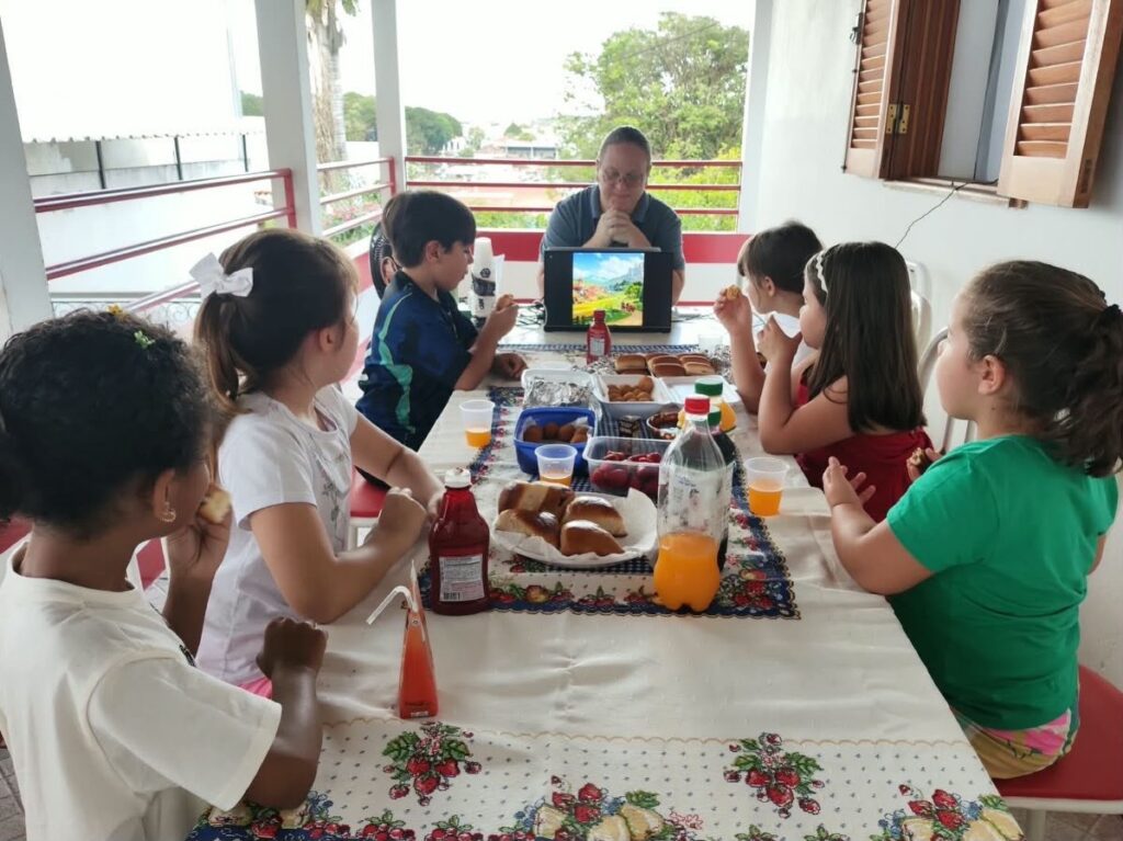 Em Fartura, Escola de Inglês Step by Step usa RPG como ferramenta para estimular a conversação