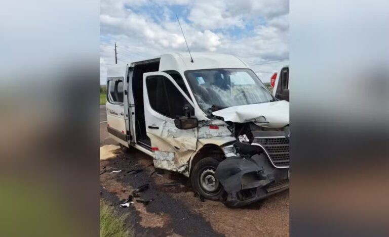 Batida entre van de pacientes e caminhão-guincho deixa feridos na SP-255 em Avaré