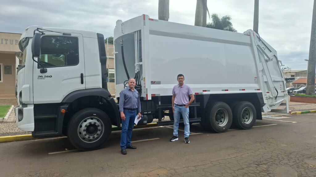 Taguaí recebe novo caminhão compactador de lixo